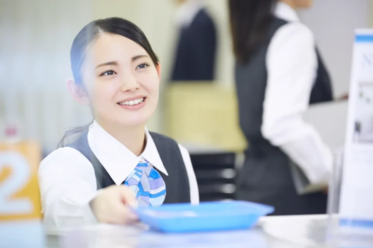 海外送金の手数料を安くするには?主要サービス比較と注意点を解説